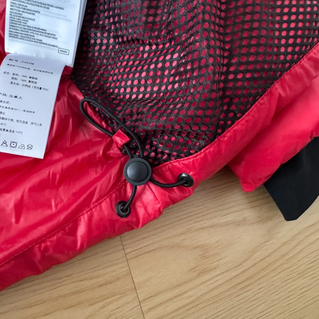 Style No.: Y 111 𝘾𝘼𝙉𝘼𝘿𝘼 𝙂𝙊𝙊𝙎𝙀/Big Goose 2252 Style 2023 Limited New Arrival Crofton Puff Down Jacket Pure Guangzhou Inspection 80 White Duck Down Filling‼ Top version, ceiling level‼ Crofton soft bread, the latest New Arrival style in 2023, has a cold protection effect of up to level 4. It uses recycled Feather-Light tear-resistant fabric, which is super Lightweight and has no weight-bearing feeling on the upper body! The unique black label highlights your temperament‼ Canada Goose, a Canadian brand, has always been recognized as the warmest down jacket. Various Instagram celebrities, Internet celebrities, and celebrities often wear it for street photos. I do Canada Goose every year, but I still can’t get rid of my love for geese. No matter how cold the winter is, there is no need to be afraid, because there are geese! Filled with 80% white duck down, Canada Goose is the legendary warmest down jacket and is known as a must-have for Arctic outdoor sports! The most popular down jacket in the world, celebrities are rushing to buy it, it is a must-have! Same Style Sizes for Men and Women: XS~XXL Color: Black Black Label Black Red Label Gray Black Label Gray Red Label Navy Blue Red
